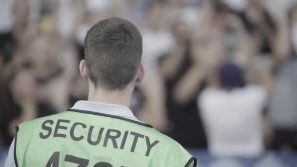 Muž ochranka na stadionu během fotbalového utkání. — Stock video