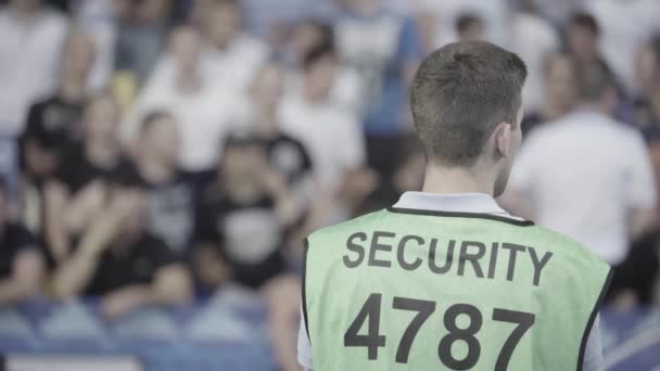 Muž ochranka na stadionu během fotbalového utkání. — Stock video