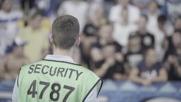 Männlicher Wachmann in einem Stadion während eines Fußballspiels. — Stockvideo