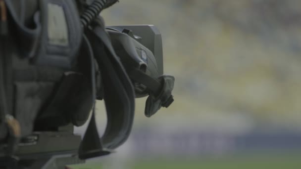 Оператор с камерой на стадионе во время футбольного матча. ТВ — стоковое видео