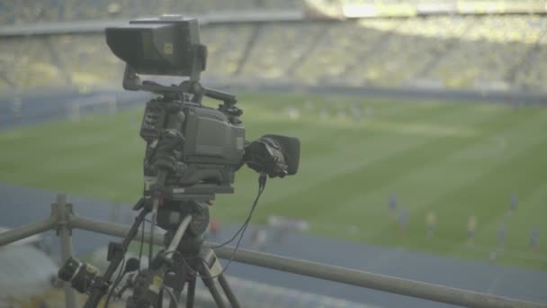 Futbol maçı sırasında stadyumdaki kamera. TV — Stok video