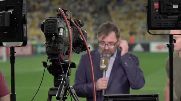 Neem live uitzendingen op vanuit het stadion. Televisie — Stockvideo