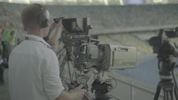 Оператор с камерой на стадионе во время футбольного матча. ТВ — стоковое видео