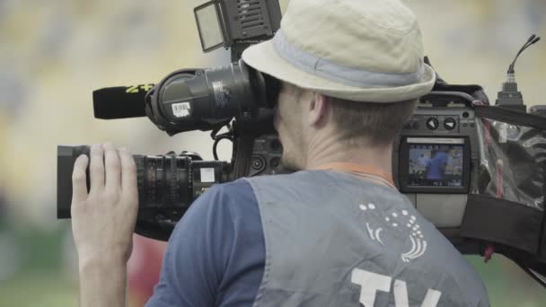 Caméraman avec une caméra dans le stade pendant un match de football. Télévision — Video