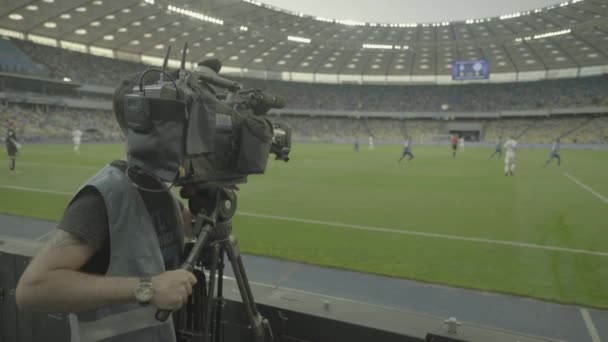 Kameraman med kamera på arenan under en fotbollsmatch. TV — Stockvideo