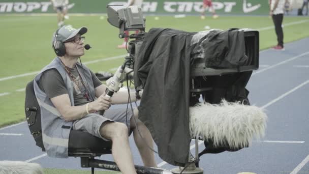 Caméraman avec une caméra dans le stade pendant un match de football. Télévision — Video