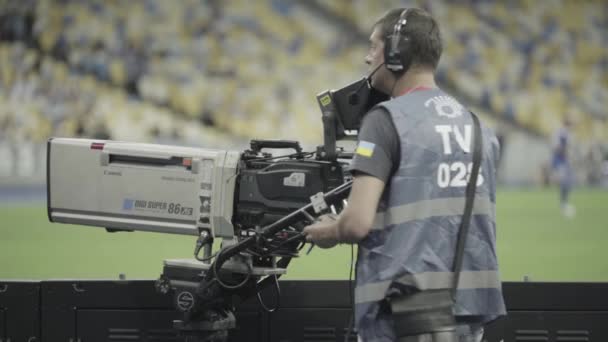 Camarógrafo con una cámara en el estadio durante un partido de fútbol. Televisión — Vídeo de stock