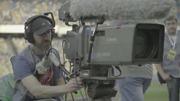 Cameraman met een camera in het stadion tijdens een voetbalwedstrijd. Televisie — Stockvideo