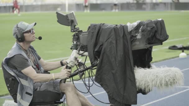 Cameraman met een camera in het stadion tijdens een voetbalwedstrijd. Televisie — Stockvideo