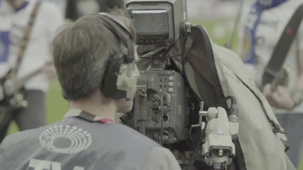 Cameraman met een camera in het stadion tijdens een voetbalwedstrijd. Televisie — Stockvideo