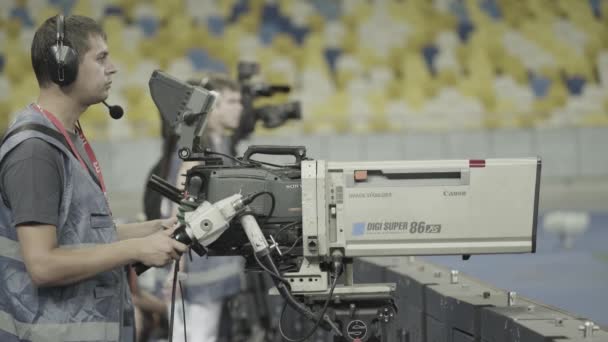 Cameraman met een camera in het stadion tijdens een voetbalwedstrijd. Televisie — Stockvideo