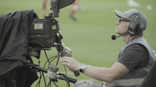 Cameraman com uma câmera no estádio durante um jogo de futebol. Televisão — Vídeo de Stock