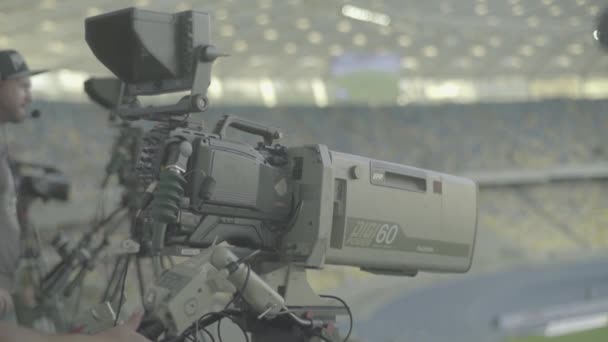 Cameraman cu o cameră pe stadion în timpul unui meci de fotbal. TV — Videoclip de stoc