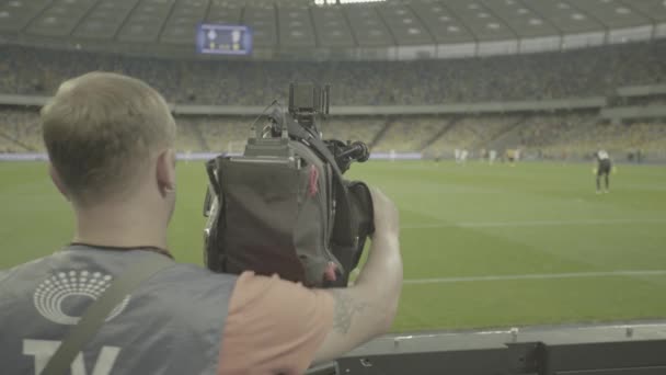 Caméraman avec une caméra dans le stade pendant un match de football. Télévision — Video