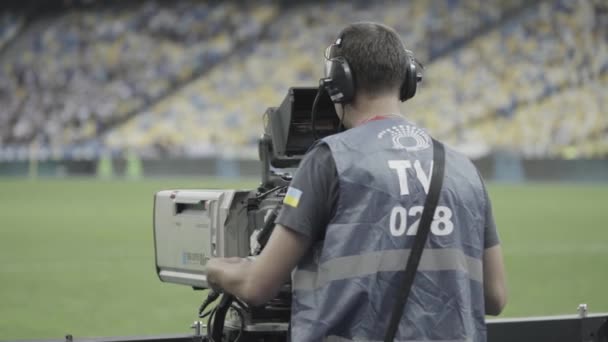 Kameramann mit Kamera im Stadion während eines Fußballspiels. Fernsehen — Stockvideo