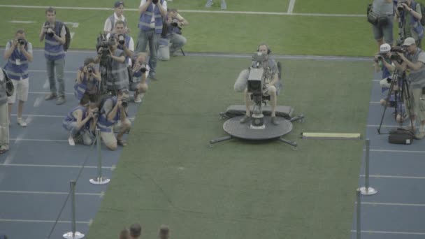 Cameraman con una telecamera nello stadio durante una partita di calcio. Televisore — Video Stock