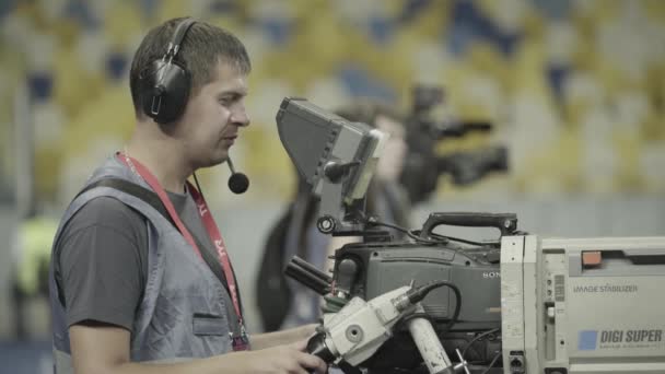 Cameraman met een camera in het stadion tijdens een voetbalwedstrijd. Televisie — Stockvideo