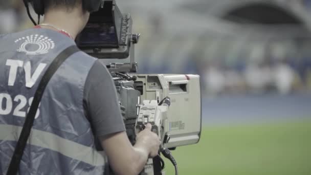Cameraman met een camera in het stadion tijdens een voetbalwedstrijd. Televisie — Stockvideo
