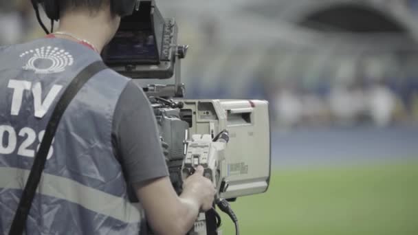 Camarógrafo con una cámara en el estadio durante un partido de fútbol. Televisión — Vídeos de Stock