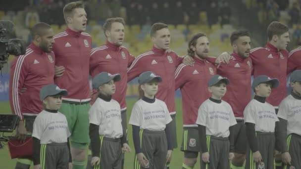 Fußballmannschaften im Stadion vor dem Spiel. Olimpiyskiy. Kiew. Ukraine. — Stockvideo