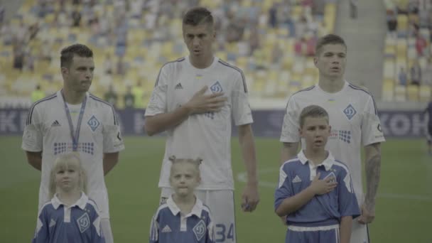 Tim sepak bola s di stadion sebelum pertandingan. Olimpiyskiy. Kyiv. Ukraina. — Stok Video