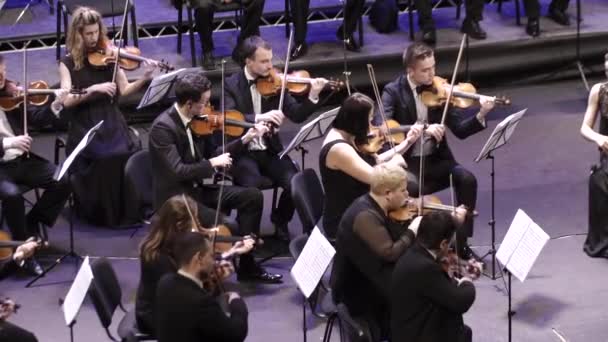 Muzycy grają w orkiestrze na scenie. Kijów. Ukraina — Wideo stockowe