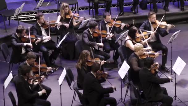 Auf der Bühne spielen Musiker im Orchester. Kiew. Ukraine — Stockvideo