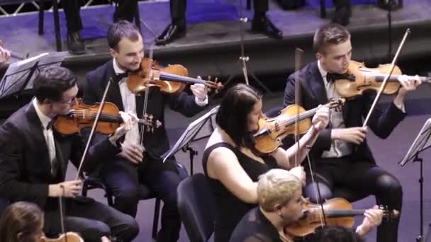 Müzisyenler sahnedeki orkestrada çalarlar. Kyiv. Ukrayna — Stok video