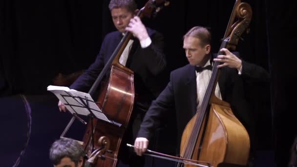 音楽家は舞台でオーケストラで演奏する。キエフ。ウクライナ — ストック動画