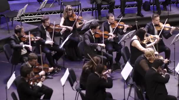 Müzisyenler sahnedeki orkestrada çalarlar. Kyiv. Ukrayna — Stok video