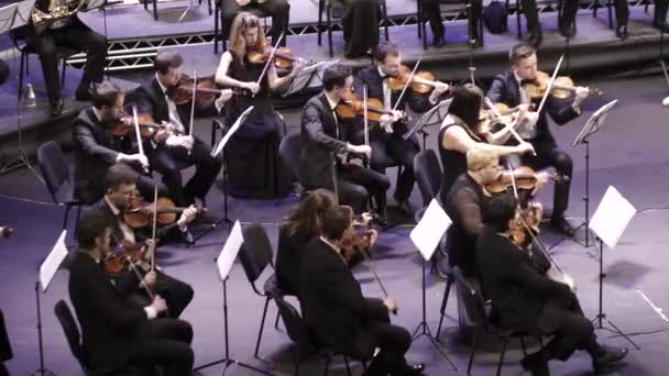 Muzycy grają w orkiestrze na scenie. Kijów. Ukraina — Wideo stockowe