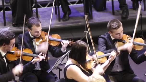 Músicos tocam na orquestra no palco. Kiev. Ucrânia — Vídeo de Stock
