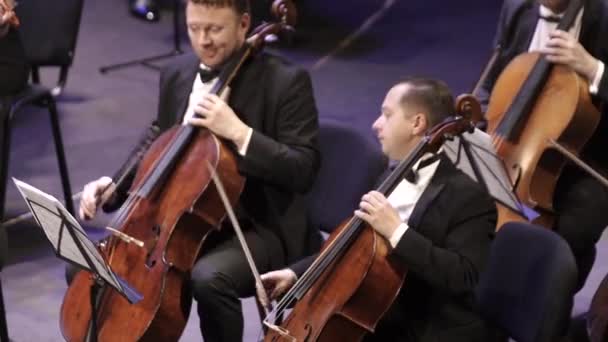 Los músicos tocan en la orquesta en el escenario. Kiev. Ucrania — Vídeos de Stock