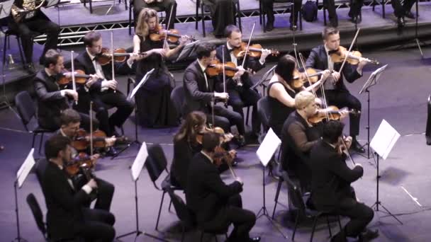 Muzikanten spelen in het orkest op het podium. Kiev. Oekraïne — Stockvideo