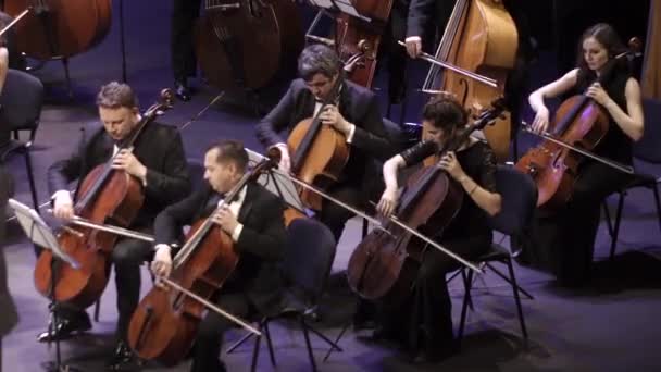 Музыканты играют в оркестре на сцене. Киев. Украина — стоковое видео