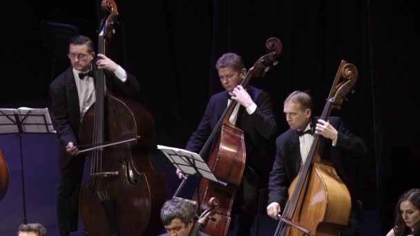 Muzikanten spelen in het orkest op het podium. Kiev. Oekraïne — Stockvideo