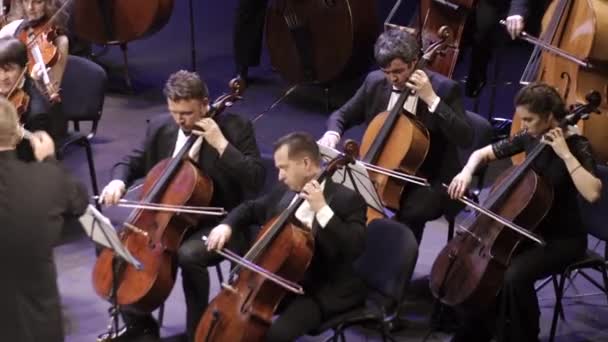 Músicos tocam na orquestra no palco. Kiev. Ucrânia — Vídeo de Stock