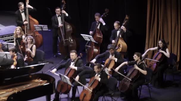 Muzikanten spelen in het orkest op het podium. Kiev. Oekraïne — Stockvideo