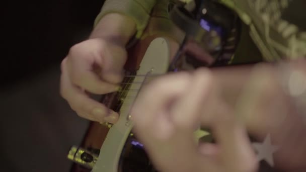 Primer plano de una guitarra en manos de un guitarrista — Vídeos de Stock