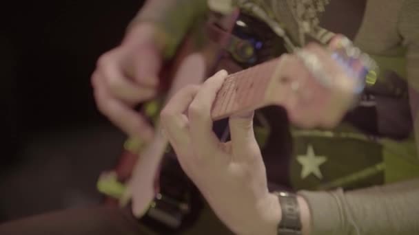 Nahaufnahme einer Gitarre in den Händen eines Gitarristen — Stockvideo