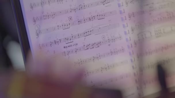 Partitury na pódiu během představení orchestru. Detailní záběr. — Stock video
