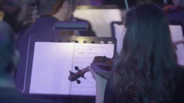 Bladmuziek op het podium tijdens de uitvoering van het orkest. Close-up. — Stockvideo