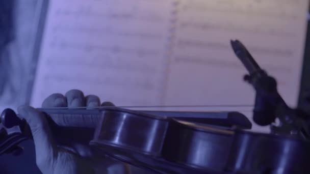 Bladmuziek op het podium tijdens de uitvoering van het orkest. Close-up. — Stockvideo