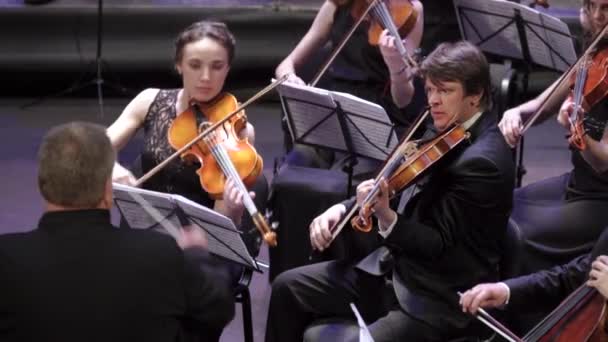 Μουσικοί παίζουν στην ορχήστρα στη σκηνή. Κίεβο. Ουκρανία — Αρχείο Βίντεο