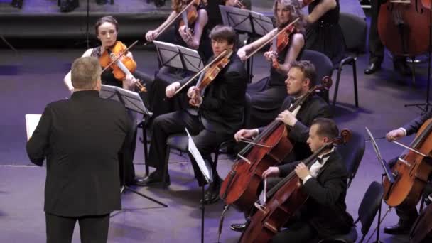 Los músicos tocan en la orquesta en el escenario. Kiev. Ucrania — Vídeos de Stock