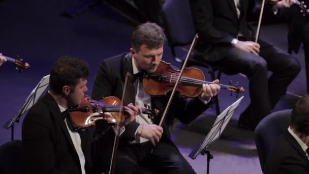 Músicos tocam na orquestra no palco. Kiev. Ucrânia — Vídeo de Stock