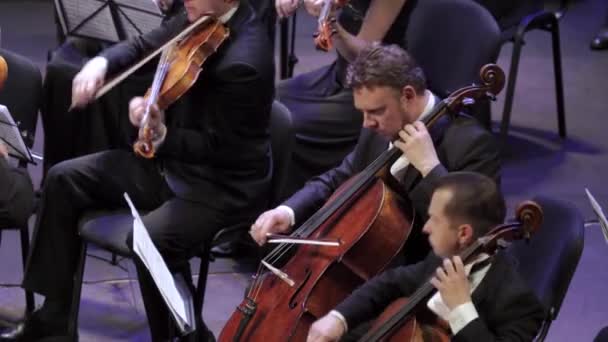 Músicos tocam na orquestra no palco. Kiev. Ucrânia — Vídeo de Stock