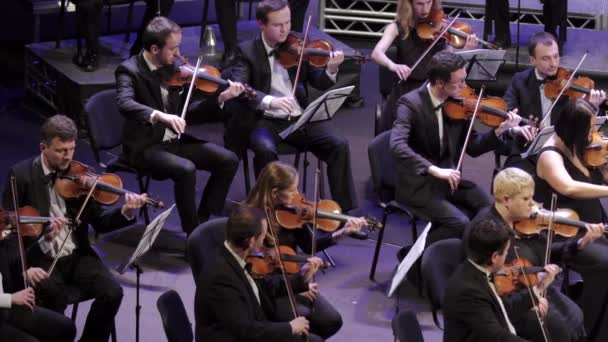 Auf der Bühne spielen Musiker im Orchester. Kiew. Ukraine — Stockvideo