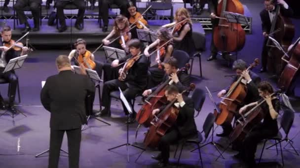 Músicos tocam na orquestra no palco. Kiev. Ucrânia — Vídeo de Stock