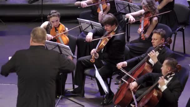 音楽家は舞台でオーケストラで演奏する。キエフ。ウクライナ — ストック動画